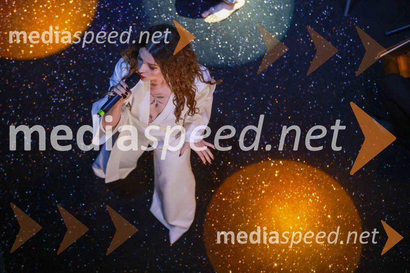  Maja Keuc, pevka, AmayaVIP modno doživetje v Citycentru Celje