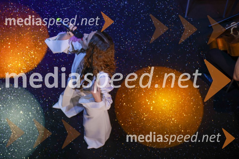  Maja Keuc, pevka, AmayaVIP modno doživetje v Citycentru Celje