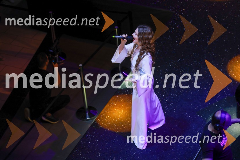  Maja Keuc, pevka, AmayaVIP modno doživetje v Citycentru Celje