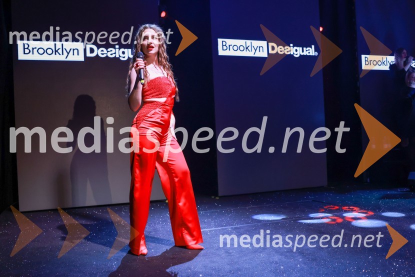  Maja Keuc, pevka, AmayaVIP modno doživetje v Citycentru Celje