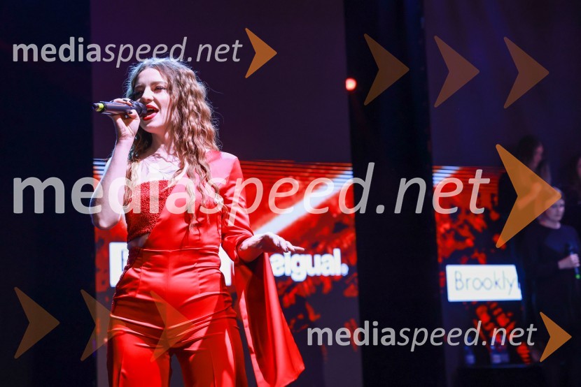  Maja Keuc, pevka, AmayaVIP modno doživetje v Citycentru Celje