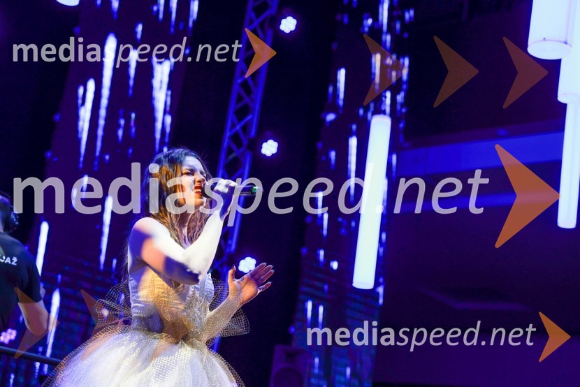  Maja Keuc, pevka, AmayaVIP modno doživetje v Citycentru Celje