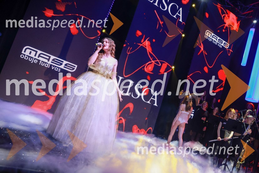  Maja Keuc, pevka, AmayaVIP modno doživetje v Citycentru Celje