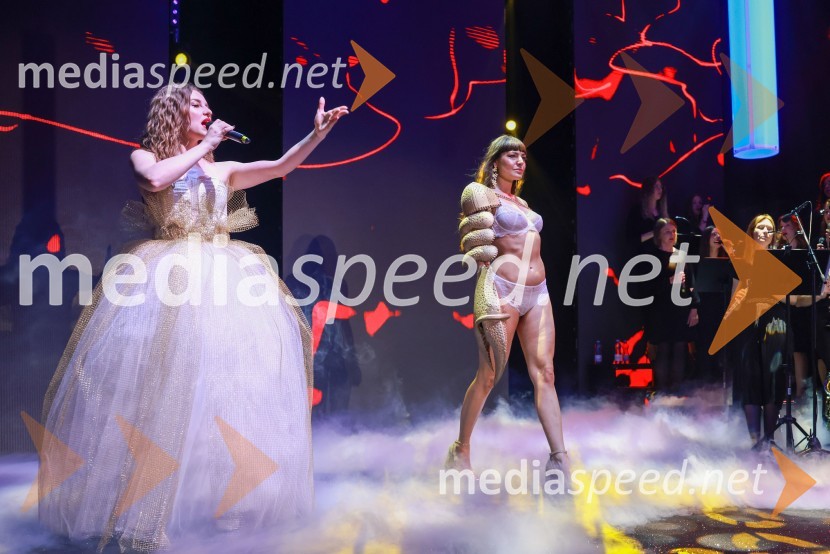  Maja Keuc, pevka, Amaya;  Gea Erjavec, mankenka, plesalkaVIP modno doživetje v Citycentru Celje