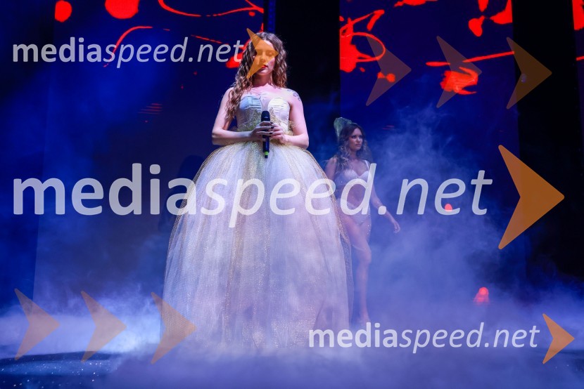  Maja Keuc, pevka, AmayaVIP modno doživetje v Citycentru Celje