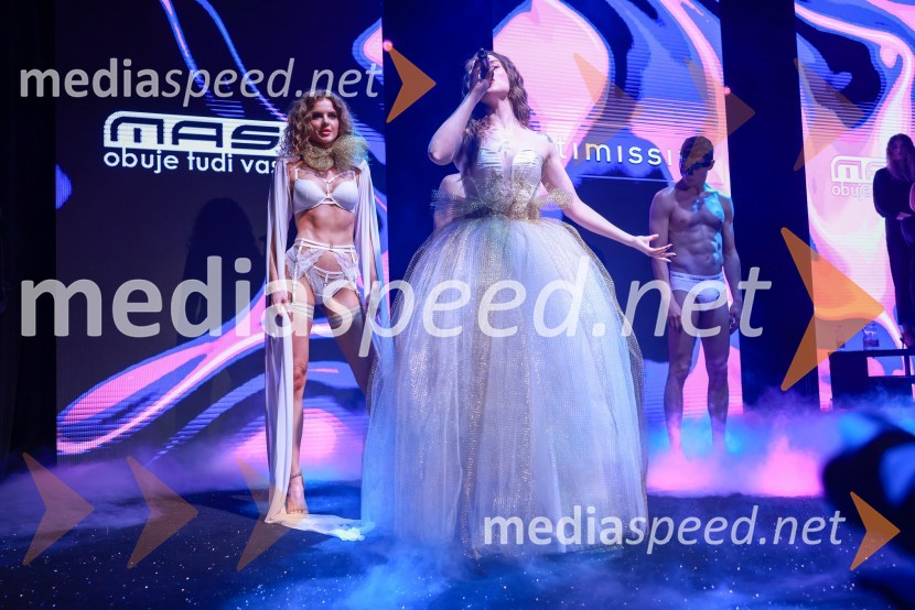  Nika Kar, manekenka;  Maja Keuc, pevka, AmayaVIP modno doživetje v Citycentru Celje