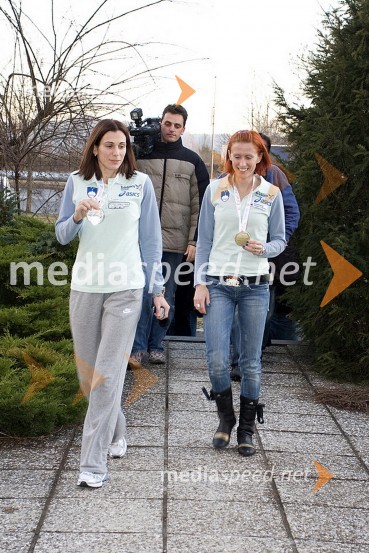 Marija Šestak, atletinja in dobitnica srebrne medalje v troskoku na EP v Torinu, ter Sonja Roman, atletinja in dobitnica bronaste medalje v teku na 1500m na EP v TorinuVrnitev slovenskih atletov iz EP v Torinu
