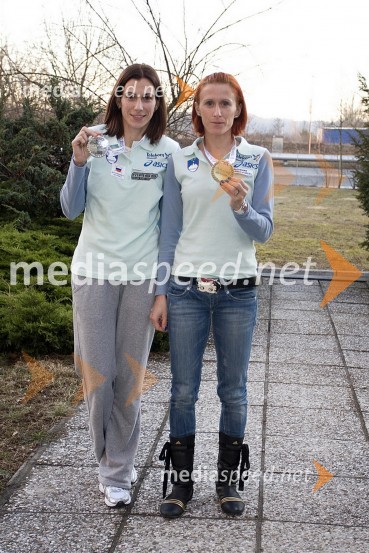 Marija Šestak, atletinja in dobitnica srebrne medalje v troskoku na EP v Torinu, ter Sonja Roman, atletinja in dobitnica bronaste medalje v teku na 1500m na EP v TorinuVrnitev slovenskih atletov iz EP v Torinu