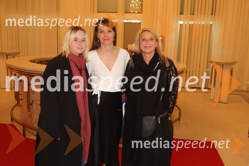  Lola Doma;  Špela Lešnik, producentka Drame SNG Maribor;  Tatjana Doma, dramaturginja SLG CeljeDogodek v mestu Gogi, premiera drame v SNG Maribor