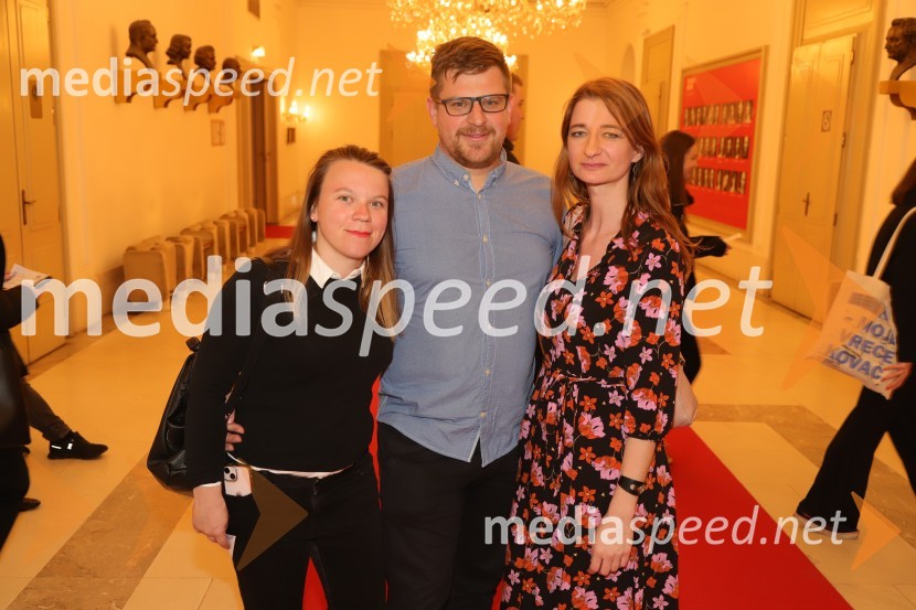  Mateja Kokol, režiserka;  Darjan Domadenik, oblikovalec svetlobe;  Maja Borin, dramaturginjaDogodek v mestu Gogi, premiera drame v SNG Maribor