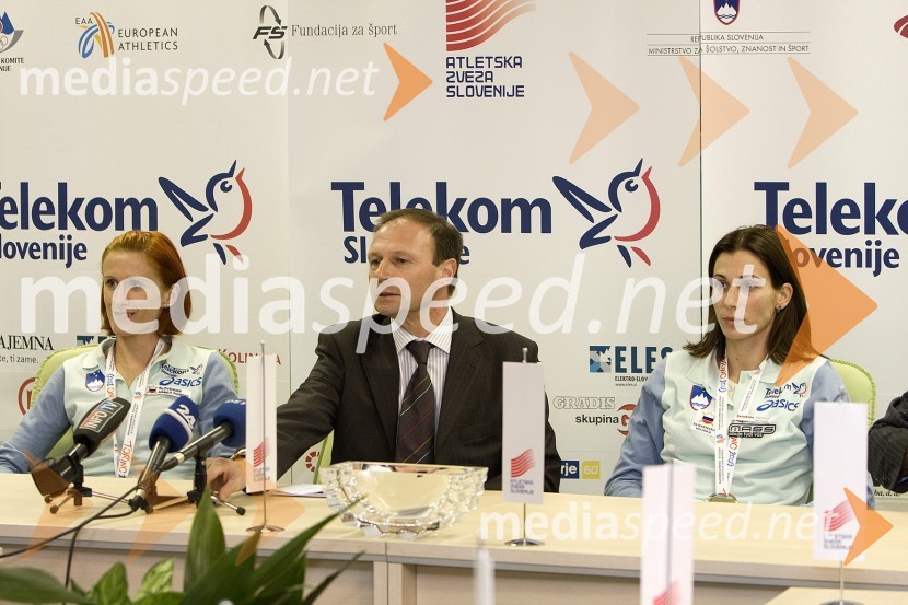 Sonja Roman, atletinja in dobitnica bronaste medalje v teku na 1500m na EP v Torinu, Boris Mikuž, direktor Atletske zveze Slovenije, in Marija Šestak, atletinja in dobitnica srebrne medalje v troskoku na EP v TorinuVrnitev slovenskih atletov iz EP v Torinu