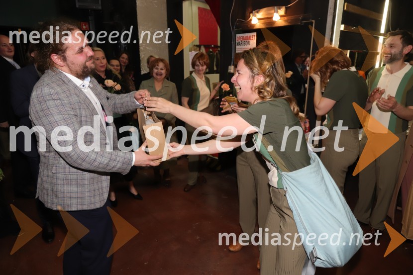  Luka Marcen, režiser;  Ana Urbanc, igralkaDogodek v mestu Gogi, premiera drame v SNG Maribor