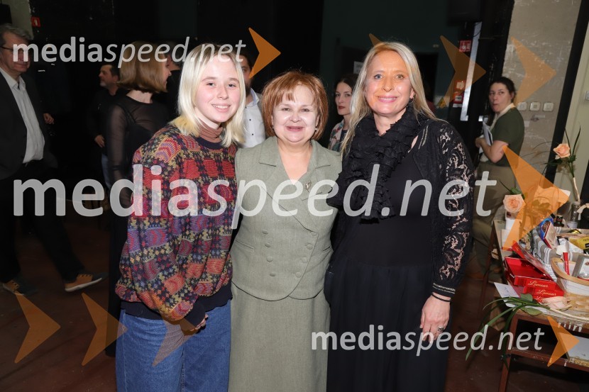  Lola Doma;  Irena Varga, igralka;  Tatjana Doma, dramaturginja SLG CeljeDogodek v mestu Gogi, premiera drame v SNG Maribor