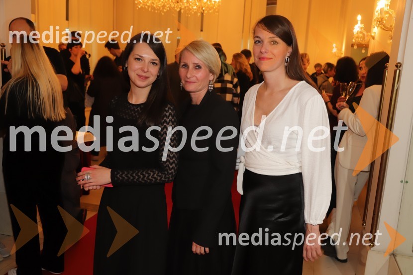  Zala Koren, SNG Maribor Drama, urednica socialnih omrežij;  Anja  Žižek, marketing SNG Maribor;  Špela Lešnik, producentka Drame SNG MariborDogodek v mestu Gogi, premiera drame v SNG Maribor