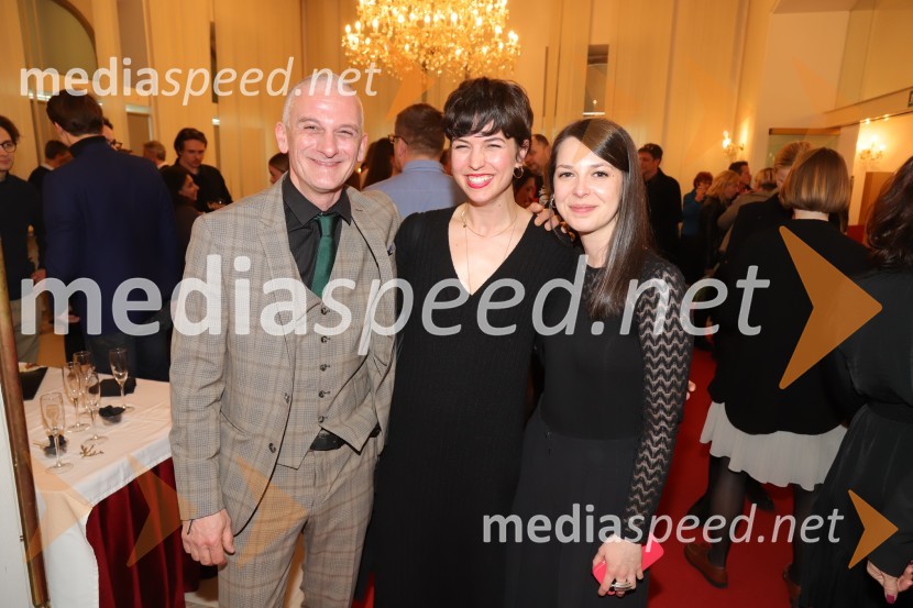  Vladimir Vlaškalić, igralec;  Lea Mihevc, igralka;  Zala Koren, SNG Maribor Drama, urednica socialnih omrežijDogodek v mestu Gogi, premiera drame v SNG Maribor