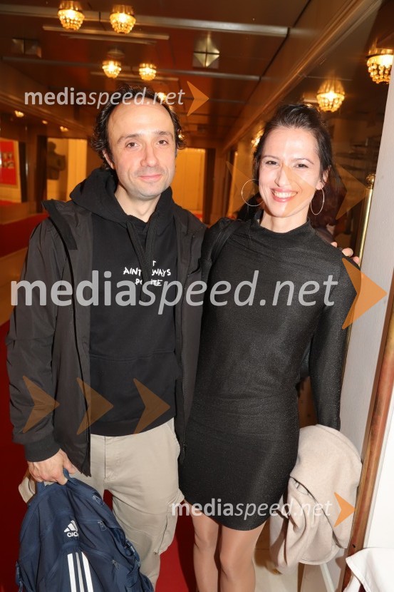  Nejc Ropret, igralec;  Eva Kraš, igralkaDogodek v mestu Gogi, premiera drame v SNG Maribor