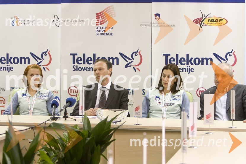 Sonja Roman, atletinja in dobitnica bronaste medalje v teku na 1500m na EP v Torinu, Boris Mikuž, direktor Atletske zveze Slovenije, Marija Šestak, atletinja in dobitnica srebrne medalje v troskoku na EP v Torinu, ter Martin Steiner, predsednik strokovnega sveta pri Atletski Zvezi SlovenijeVrnitev slovenskih atletov iz EP v Torinu