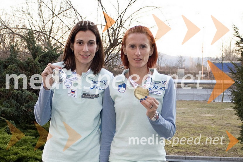 Marija Šestak, atletinja in dobitnica srebrne medalje v troskoku na EP v Torinu, ter Sonja Roman, atletinja in dobitnica bronaste medalje v teku na 1500m na EP v TorinuVrnitev slovenskih atletov iz EP v Torinu