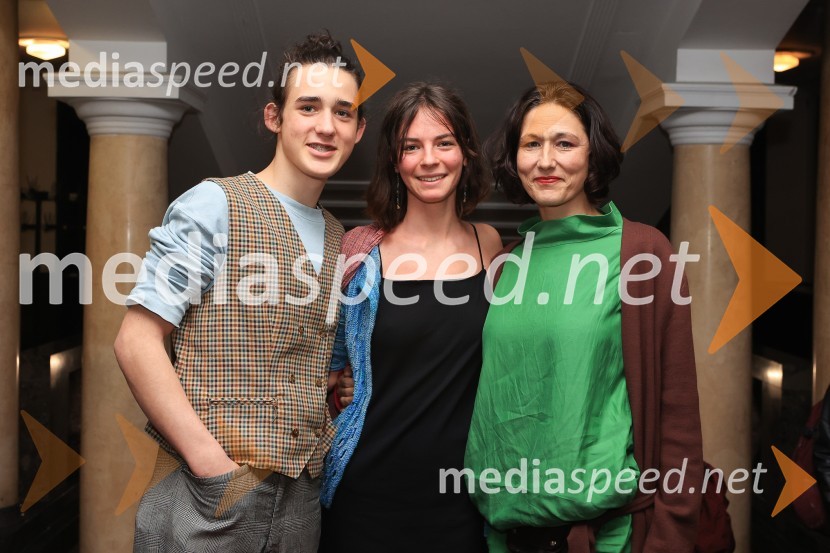  Voranc Mandić, igralec;  Puja Gruban Pohar;  Barbara Zemljič, režiserkaLjudje, kraji in stvari, premiera v SMG Ljubljana