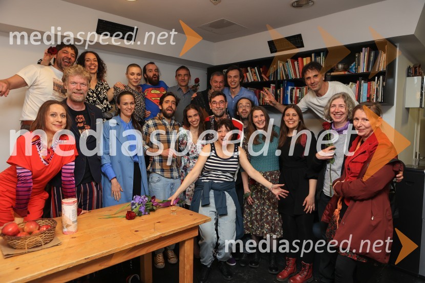  Maruša Oblak, igralka;  Liam Hlede, inspicinet in kitarist;  Matija  Vastl, igralec;  ... ;  Katarina Stegnar, igralka;  Nataša Keser, igralka;  Blaž Šef, igralec;  Robert Prebil, igralec;  Vito Weis, igralec;  Klara Kastelec, igralka;  Janja Majzelj, igralka;  Matjaž Pograjc, režiser;  Ivan Peternelj, igralec;  Klemen Kovačič, AGRFT ;  ... ;   Evelin Bizjak, dramaturginja;  Helena Šukljan, asistentka dramaturginje;  Branko Potočan, koreograf;  Mateja Dermelj, lektorica;   Barbara Bulatović, likovna oblikovalkaLjudje, kraji in stvari, premiera v SMG Ljubljana