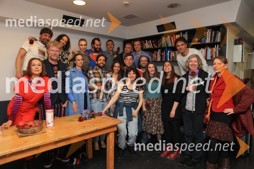  Maruša Oblak, igralka;  Liam Hlede, inspicinet in kitarist;  Matija  Vastl, igralec;  ... ;  Katarina Stegnar, igralka;  Nataša Keser, igralka;  Blaž Šef, igralec;  Vito Weis, igralec;  Robert Prebil, igralec;  Klara Kastelec, igralka;  Ivan Peternelj, igralec;  Matjaž Pograjc, režiser;  Janja Majzelj, igralka;  Klemen Kovačič, AGRFT ;  ... ;   Evelin Bizjak, dramaturginja;  Helena Šukljan, asistentka dramaturginje;  Branko Potočan, koreograf;  Mateja Dermelj, lektorica;   Barbara Bulatović, likovna oblikovalkaLjudje, kraji in stvari, premiera v SMG Ljubljana