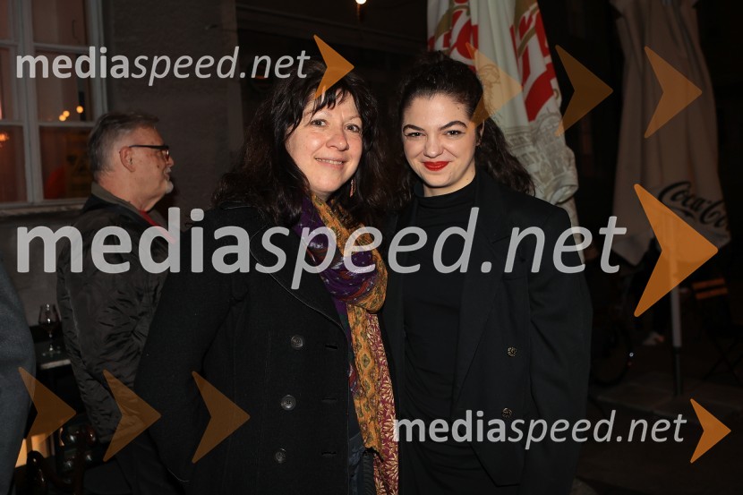  Janja Majzelj, igralka;  Diana  Kolenc, igralkaLjudje, kraji in stvari, premiera v SMG Ljubljana
