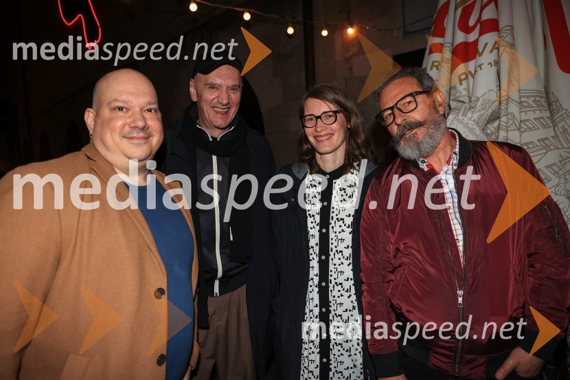  ... ;  Goran Injac, umetniški vodja, Slovensko mladinsko gledališče;  Urška Brodar, dramaturginja, Slovensko mladinsko gledališče;  Željko Hrs, igralecLjudje, kraji in stvari, premiera v SMG Ljubljana