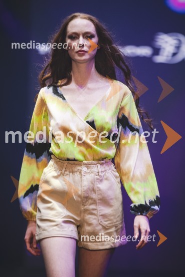  Klara Peterlin, manekenkaMoč miru, spomladanska modna revija v Citycentru Celje