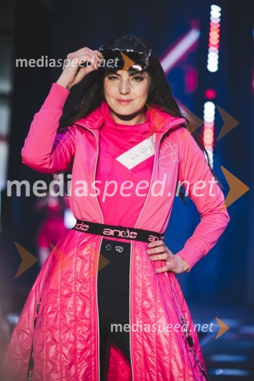  Gea Erjavec, mankenka, plesalkaMoč miru, spomladanska modna revija v Citycentru Celje