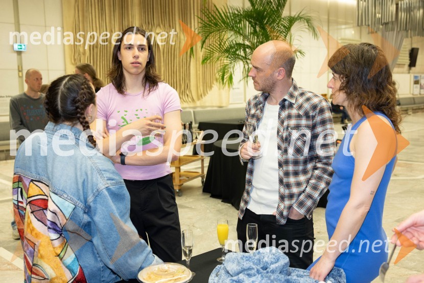  Naomi Gibson, plesalka;  ... ;  ... ;  ... Jan Martens / GRIP v sodelovanju z Dance On Ensemble: vsak poskus se bo končal z zdrobljenimi telesi in zlomljenimi kostmi, plesna predstava, Cankarjev dom