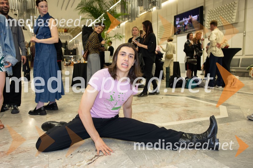 Jan Martens / GRIP v sodelovanju z Dance On Ensemble: vsak poskus se bo končal z zdrobljenimi telesi in zlomljenimi kostmi, plesna predstava, Cankarjev dom