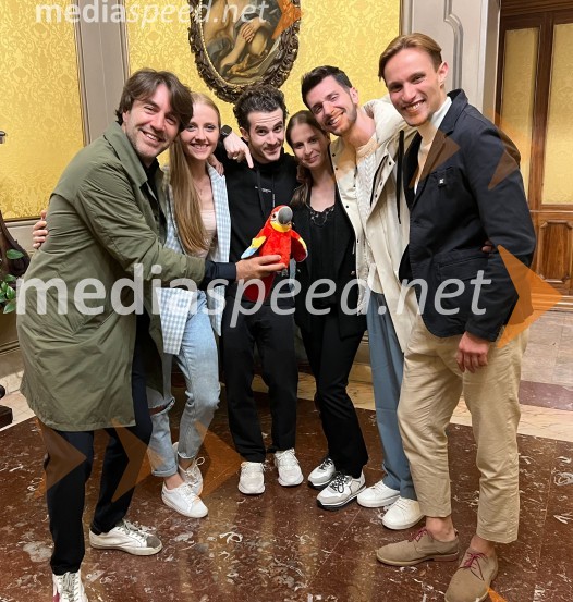  Edward Clug, umetniški direktor, Balet SNG Maribor;  Mina Radaković, baletna plesalka;  Matteo Magalotti, baletni plesalec;  Ema Perić, baletna plesalka;  Lucio Mautone, baletni plesalec;  Davide Buffone, baletni plesalecBalet SNG Maribor s Peerom Gyntom v Modeni