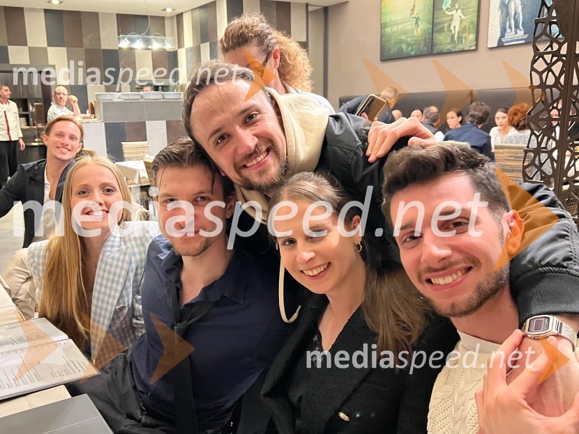  Mina Radaković, baletna plesalka;  Tomaž Viktor Abram Golub, baletni plesalec;  ... ;  Ema Perić, baletna plesalka;  Lucio Mautone, baletni plesalecBalet SNG Maribor s Peerom Gyntom v Modeni