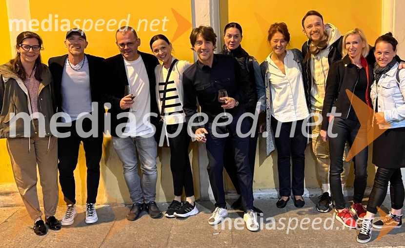  ... ;  ... ;  Alan Kavčič, predstavnik za odnose z javnostmi SNG Maribor;  ... ;  ... ;  Edward Clug, umetniški direktor, Balet SNG Maribor;  ... ;  ... ;  ... ;  ... Balet SNG Maribor s Peerom Gyntom v Modeni