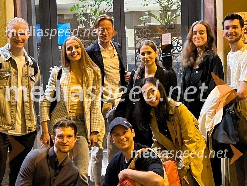  Christopher Thompson, baletni plesalec;  Tomaž Viktor Abram Golub, baletni plesalec;  Mina Radaković, baletna plesalka;  Davide Buffone, baletni plesalec;  Ema Perić, baletna plesalka;  ... ;  Satomi Netsu, baletna plesalka;  ... ;  Lucio Mautone, baletni plesalecBalet SNG Maribor s Peerom Gyntom v Modeni