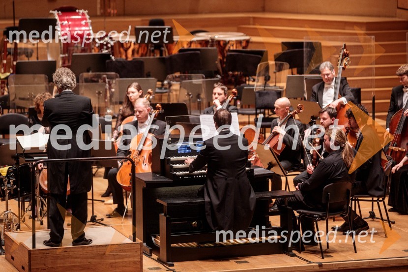  Thomas Søndergård, dirigent;  Christian Schmitt, organistKraljevi škotski nacionalni orkester, koncert v Cankarjevem domu