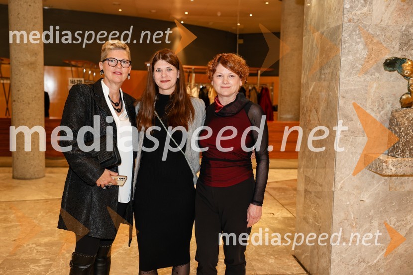  Mirjam Drnovšček, direktorica, SNG Nova Gorica;  Anja Pišot, lektorica SNG Nova Gorica;  Martina Mrhar, dramaturginjaKAOS, premiera črne komedije, SNG Nova Gorica
