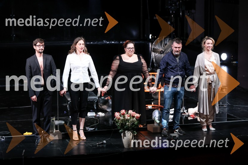  Žiga Udir, igralec;  Medea Novak, igralka;  Ana Facchini, igralka;  Diego de Brea, režiser;  Mojca Funkl, igralkaKAOS, premiera črne komedije, SNG Nova Gorica