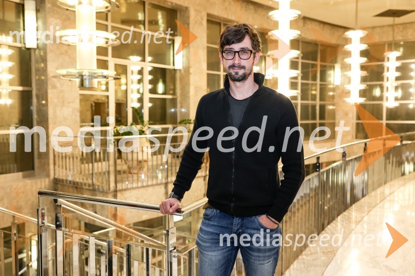  Žiga Udir, igralecKAOS, premiera črne komedije, SNG Nova Gorica