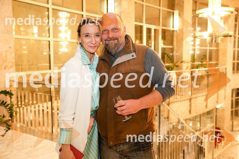  Mojca Funkl, igralka;  Stojan Nemec, oblikovalec zvokaKAOS, premiera črne komedije, SNG Nova Gorica