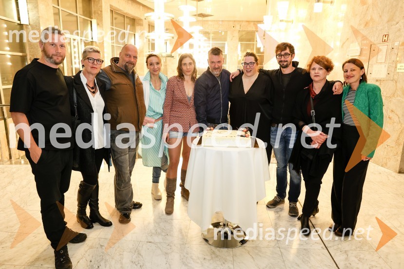  ... ;  Mirjam Drnovšček, direktorica, SNG Nova Gorica;  Stojan Nemec, oblikovalec zvoka;  Mojca Funkl, igralka;  Medea Novak, igralka;  Diego de Brea, režiser;  Ana Facchini, igralka;  Žiga Udir, igralec;  Martina Mrhar, dramaturginja;  ... KAOS, premiera črne komedije, SNG Nova Gorica