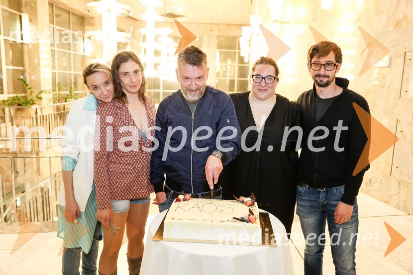  Mojca Funkl, igralka;  Medea Novak, igralka;  Diego de Brea, režiser;  Ana Facchini, igralka;  Žiga Udir, igralecKAOS, premiera črne komedije, SNG Nova Gorica