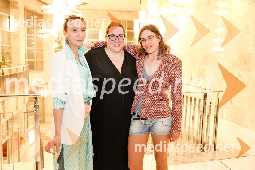  Mojca Funkl, igralka;  Ana Facchini, igralka;  Medea Novak, igralkaKAOS, premiera črne komedije, SNG Nova Gorica