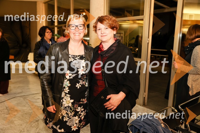  Julija Potrč Šavli, prevajalka;  Martina Mrhar, dramaturginjaKAOS, premiera črne komedije, SNG Nova Gorica