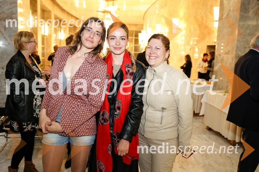  Medea Novak, igralka;  Lara Fortuna, igralka;  Barbara Simčič Veličkov, organizatorka SNG Nova GoricaKAOS, premiera črne komedije, SNG Nova Gorica