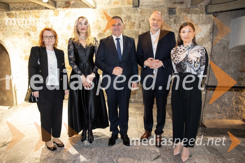  Monika Kirbiš Rojs, sekretarka, Državni svet;  Maja Čander, kreativna direktorica in prokuristka, Kreativna baza;  Marko Lotrič, predsednik, Državni svet;  Mitja Čander, direktor, Beletrina;   Alma  Čaušević Klemenčič, izvršna direktorica in prokuristka BeletrineBeletrinino spomladansko druženje