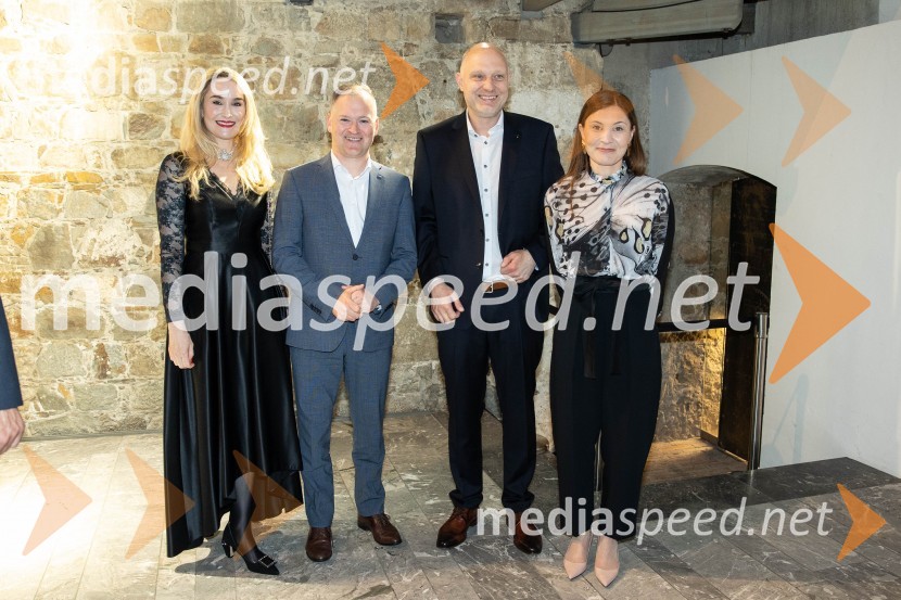  Maja Čander, kreativna direktorica in prokuristka, Kreativna baza;  Robert Ilc, glavni tajnik NSi;  Mitja Čander, direktor, Beletrina;   Alma  Čaušević Klemenčič, izvršna direktorica in prokuristka BeletrineBeletrinino spomladansko druženje