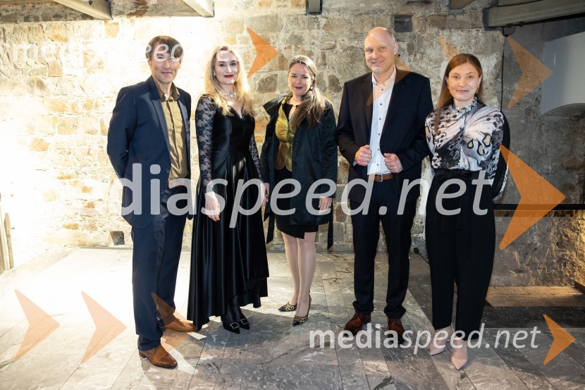  Aleš Šteger, programski vodja, Beletrina;  Maja Čander, kreativna direktorica in prokuristka, Kreativna baza; dr. Eva  Premk Bogataj, dm drogerie markt;  Mitja Čander, direktor, Beletrina;   Alma  Čaušević Klemenčič, izvršna direktorica in prokuristka BeletrineBeletrinino spomladansko druženje
