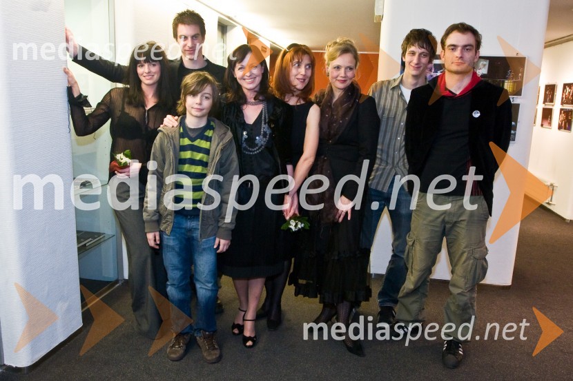 Ana Dolinar, igralka, Jure Henigman, igralec, Val Fürst, igralec, Bernarda Oman, igralka, Barbara Hieng Samobor, direktorica MGL, Jette Ostan Vejrup, igralka, Jure Drevenšek in Gregor Gruden, igralcaPles na vodi, premiera v MGL