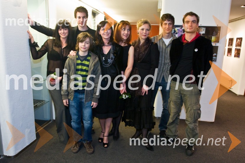 Ana Dolinar, igralka, Jure Henigman, igralec, Val Fürst, igralec, Bernarda Oman, igralka, Barbara Hieng Samobor, direktorica MGL, Jette Ostan Vejrup, igralka, Jure Drevenšek in Gregor Gruden, igralcaPles na vodi, premiera v MGL
